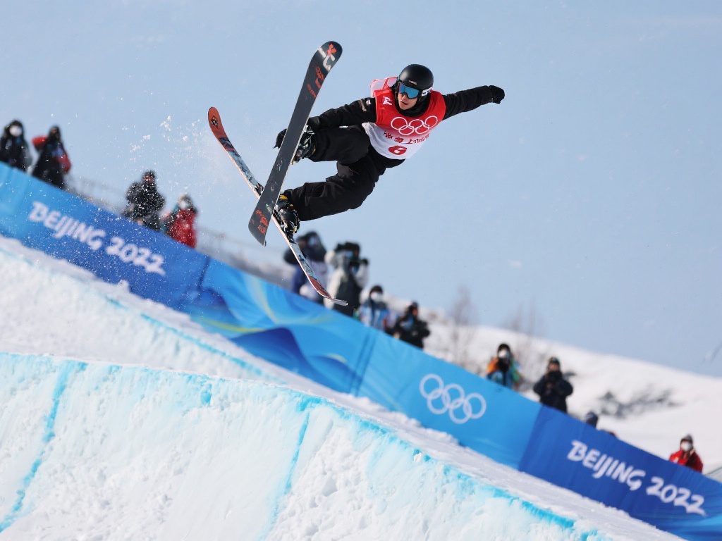 王心迪携手孙佳旭成功晋级男子空中技巧决赛 男子空中技巧是冬季自由式滑雪项目中最具观