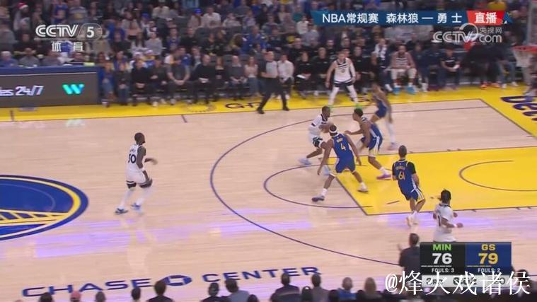 库里中路突入篮下 一记挑篮打板命中